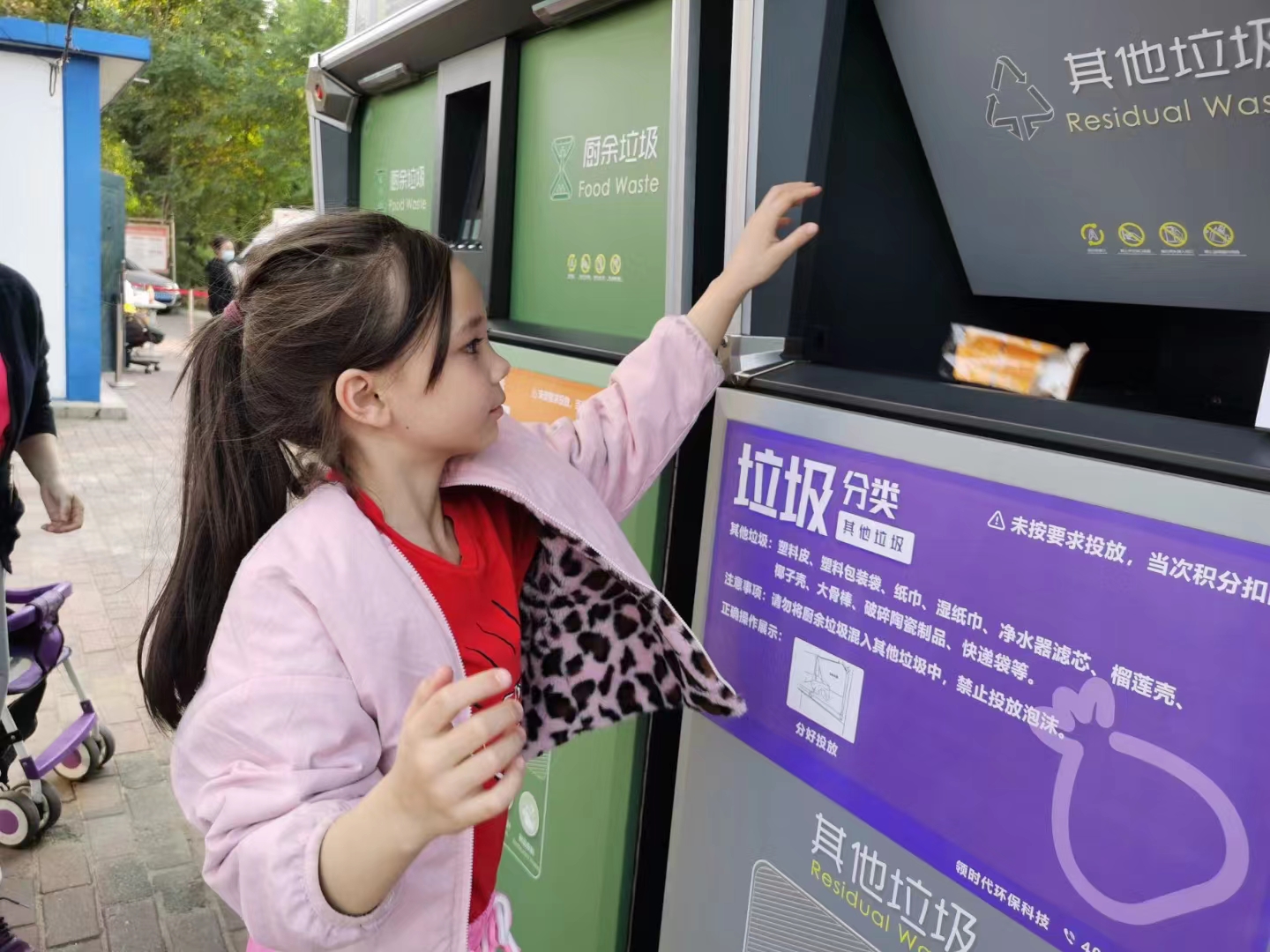高科技與高顏值并存的智能垃圾分類箱，你身邊有了嗎？